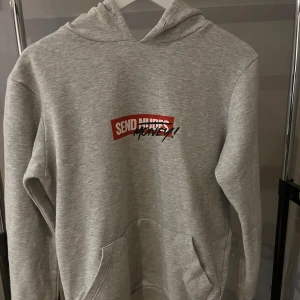 Hoodie - Säljer denna gråa hoodie från new yorker i storlek S. Köpt ungefär 2020 så tror ej den finns kvar i butik. Använd ett fåtal gånger och finns inga defekter. 