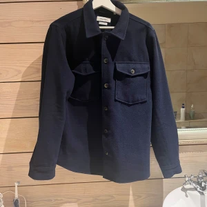 Overshirt - En stilren overhsirt. Marinblå är en skit snygg overshirt som passar med allt. Storlek L. Går med på byten