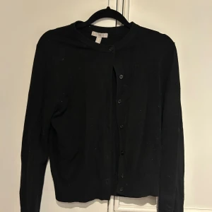 Stickad kofta - Helt vanlig stickad kofta från Hm. Perfekt basplagg att ha till höst och vinter! Lite nopprig men går säkert bort.