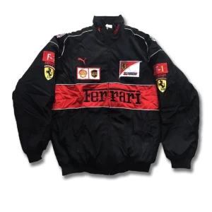 Ferrari jacka  - Säljer min Ferrari jacka då den är för stor och kommer inte komma till användning av mig  Helt ny, aldrig använt Den är storlek s men sitter som M/L 