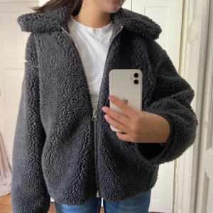 Teddy jacka weekday - Populär Teddy jacka från weekday. Perfekt till höst/vinter  Nypris 1085kr Inga defekter!  Storleken står ej men hade gissat på M