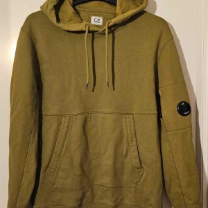Cp Company Hoodie - Snygg hoodie i mycket fint skick. Använd fåtal gånger. Fråga om du vill ha mer info och fler bilder