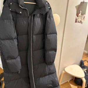 Arket jacka  - En jätte fin lång jacka från arket, är i storlek M-L beror lite på hur man vill att den ska sitta.