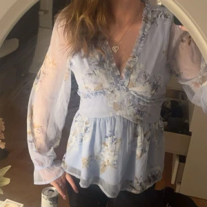 Blus med blommor 🌸  - Helt oanvänd säljer pågrund av att jag själv inte tycker att ja passar i färgen🥲 fler bilder får även att fixa ifall önskat💕