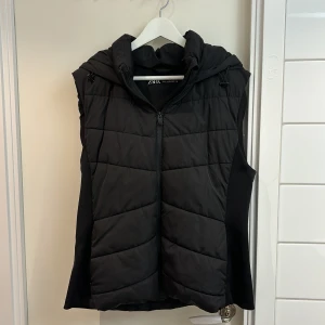 Väst från Zara - Västen är i bra skick och har inga skador och sömmarna är fina.