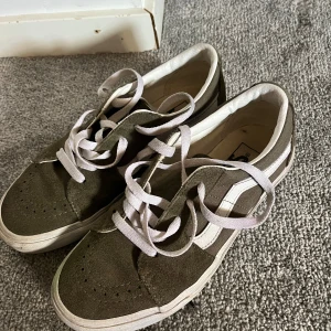 Sneakers  - Säljer dessa militärgröna vans i storlek 37!! Sparsamt använda💕