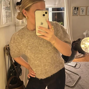 Stickad tröja - Säljer denna populära tröja som är helt slutsåld på vero modas hemsida. Tröjan är helt oanvänd och har till och med lappen kvar! Jag säljer på grund av att den aldrig kommer till användning tyvärr💗Skriv för fler bilder!☺️