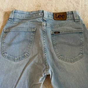 Lee jeans  - Jag är 165 och brukar ha storlek xs som referens. Midjemått : 37cm, innerbenslängden:  72cm