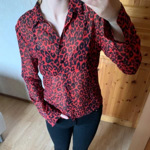 Leopard röd blus skjorta - Mesh liknande och genomskinlig. Köparen står för frakt 45kr. Betalning sker via Swish! Kolla in mina andra annonser 🖤