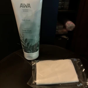 Body Scrub från AWA med doft av Nordisk Djungel - Säljer en härlig body scrub från AWA med doften Nordisk Djungel. Den har en fräsch blandning av citrus, ros och mysk. Perfekt för att ge huden en mjuk och len känsla. Förpackningen innehåller 200 ml och är idealisk för en uppfriskande duschupplevelse.