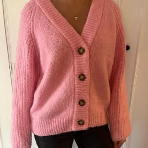Rosa stickad kofta  - Säljer denna as snygga rosa stickade kofta från zara som inte säljs länge💕så snygg modell med raka armar o väldigt tjock o varm!