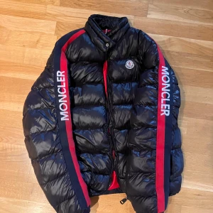 Monclerjacka  - Fin svart Monclerjacka i storlek 2