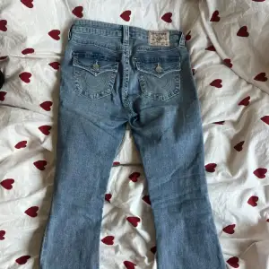 Skit snygga true religion jeans i stl 27💕 Är i nyskick o endast använda fåtal gånger! Nypris 1299kr jag säljer för 900kr Kan sänka pris vid snabbt köp💕 