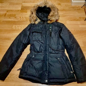 Hollies livigno  - Stilren hollies livigno. Nyskick, använd en vinter! 