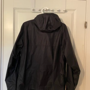 The north face vindjacka - Säljer nu min TNF vindjacka som ej kommit till användning. Helt felfri. Tveka ej på att ställa frågor. Pris kan diskuteras👍👍