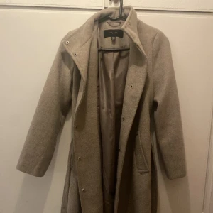 Lång kappa - Lång kappa från Vero Moda i nyskick.