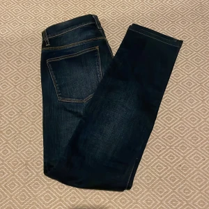 Acne jeans - Säljer ett par snygga acne jeans i modellen Max Prince, 10/10 skick, perfekta till hösten priset är inte hugget i sten, personen på bilden är 171-172 men är lite långa!