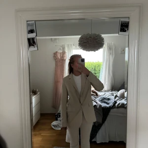 Kavaj - Super fin beige kavaj använd en gång!  Normal i storleken 