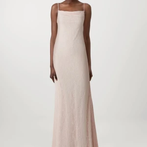 Rosa klänning  - Helt slutsåld klänning från ginatricot i storlek 34, passar även 36❤️ köptes för 599kr. Använd en gång så extremt fint skick❤️ pris kan diskuteras!