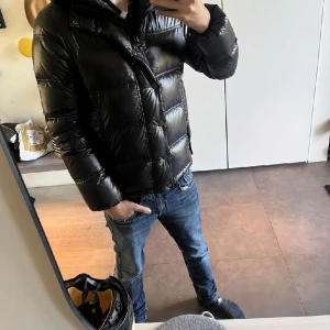 Svart Duvetica jacka - Tjena, säljer denna feta duvetica jackan. Storlek S men passar även XS. Säljer tyvärr då den var för liten för mig. Nypris 4299 mitt pris 1850. Frågor eller funderingar så är det bara att höra av sig!
