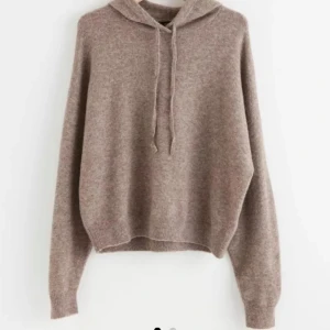 Hoodie  - Säljer min hoodie från Lindex, den har ett ihopsytt litet hål som inte alls syns❤️passar även s