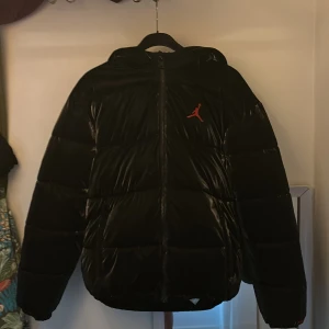 Jordan jacka  - Jordan jacka knapast använd.  9,5/10 väldig snygg jacka om ni undrar nåt så får ni höra av er. Priset kan diskuteras