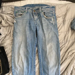 true religion jeans - relativt slitna, säljer för att jag aldrig har på mig dem. nypris 850kr 