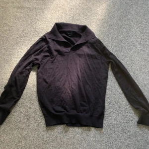 Riley tröja  - Säljer nu min supersköna tröja från Riley. Inga defekter alls. Storlek S. Pris kan diskuteras. Kolla gärna in min profil för fler plagg 😊