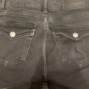 LOW WAIST BOOTCUT JEANS - Bra skick, säljer dessa då  de är för små för mig! Är villig att diskutera pris vid snabb affär 