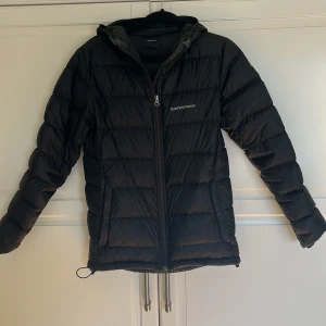 Peakperformance jacka - Säljer denna fina jacka som jag använt mycket förut men kommer inte till användning nu🙂