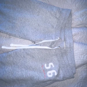 Lågmidjade mjukis - as snygga mysbyxor som ger en jätte fin form och sitter väldigt smickrande!!💞 säljer pågrund av att dom är lite stora i midjan och kommer inte till användning💞 men dom är så himla fina, dom sitter åt i låten o löst ner från knäna, innebenslängden83💞