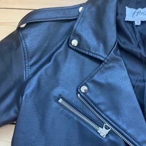 Oversized skinnjacka Hoss x nakd - Fint skick, använd endast fåtal gånger Bältet saknas 