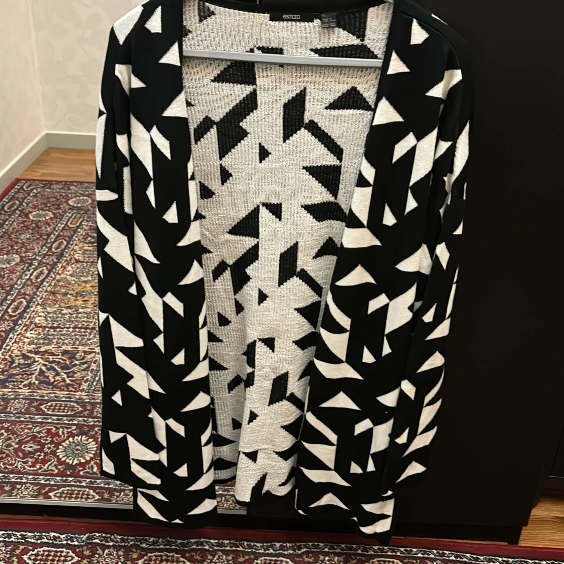 Svartvit mönstrad kofta från Gina Tricot