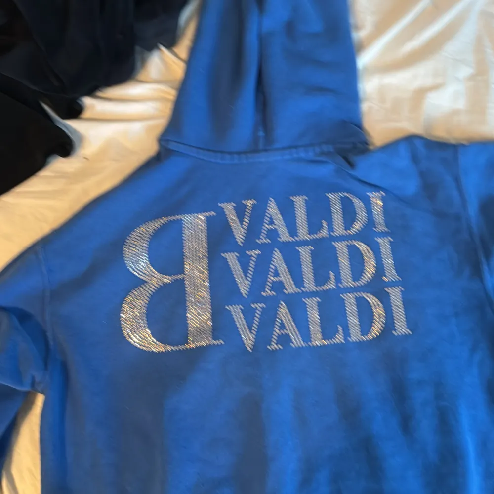 Säljer min bvaldi tröja den har nästan aldrig använts och är i bra skick  Ny pris runt 800-900 säljer den för 600. Hoodies.