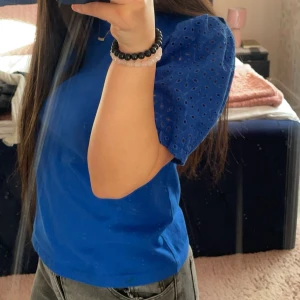Blå T-shirt  - Gullig T-shirt som jag köpt utomblands men inte använt. Söta håliga ärmar