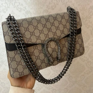 Gucci väska  - Säljer nu denna superfina gucci dionysus gg supreme bag. väskan är i nyskick då den är sparsamt använd, inga defekter eller skador på väskan🤍  Går ner i pris endast vid snabb affär! 