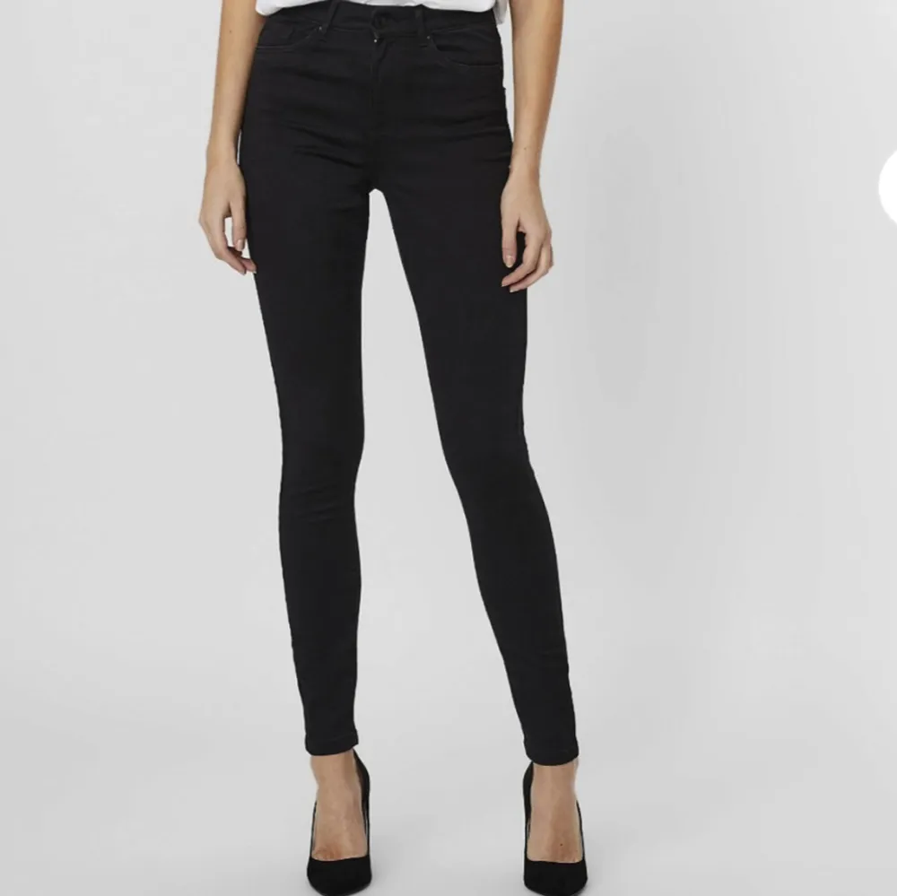 Skinnyjeans från Vero Moda!🤍. Jeans & Byxor.