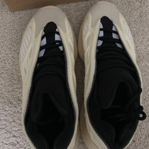 Yeezy's 700 - Storlek 43  Knappt använda, finns inga fläckar!