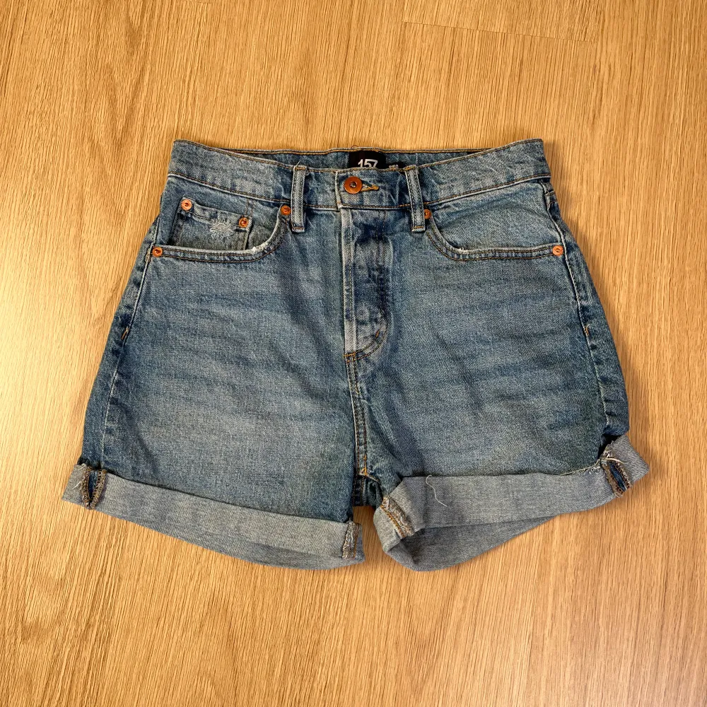 Blåa jeansshorts. Ganska hög midja och väldiga sköna.. Shorts.