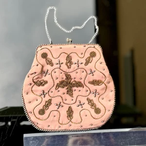Rosa broderad handväska med pärlor - Rosa romantisk handväska med vackra broderier och pärldetaljer. Väskan har en  kedja som handtag och ett klassiskt knäppe upptill. Mått - se linjal på bild. Hämtas på Hägerstensåsen eller ök 💖🩷🎀
