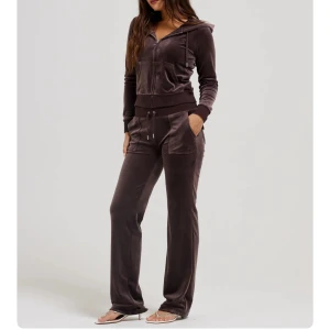 Juicy dress - Inget fel på den inte som ny och inte sliten men använd! Kom privat för fler bilder🩷 Tröjan är Storlek Xs och byxor S