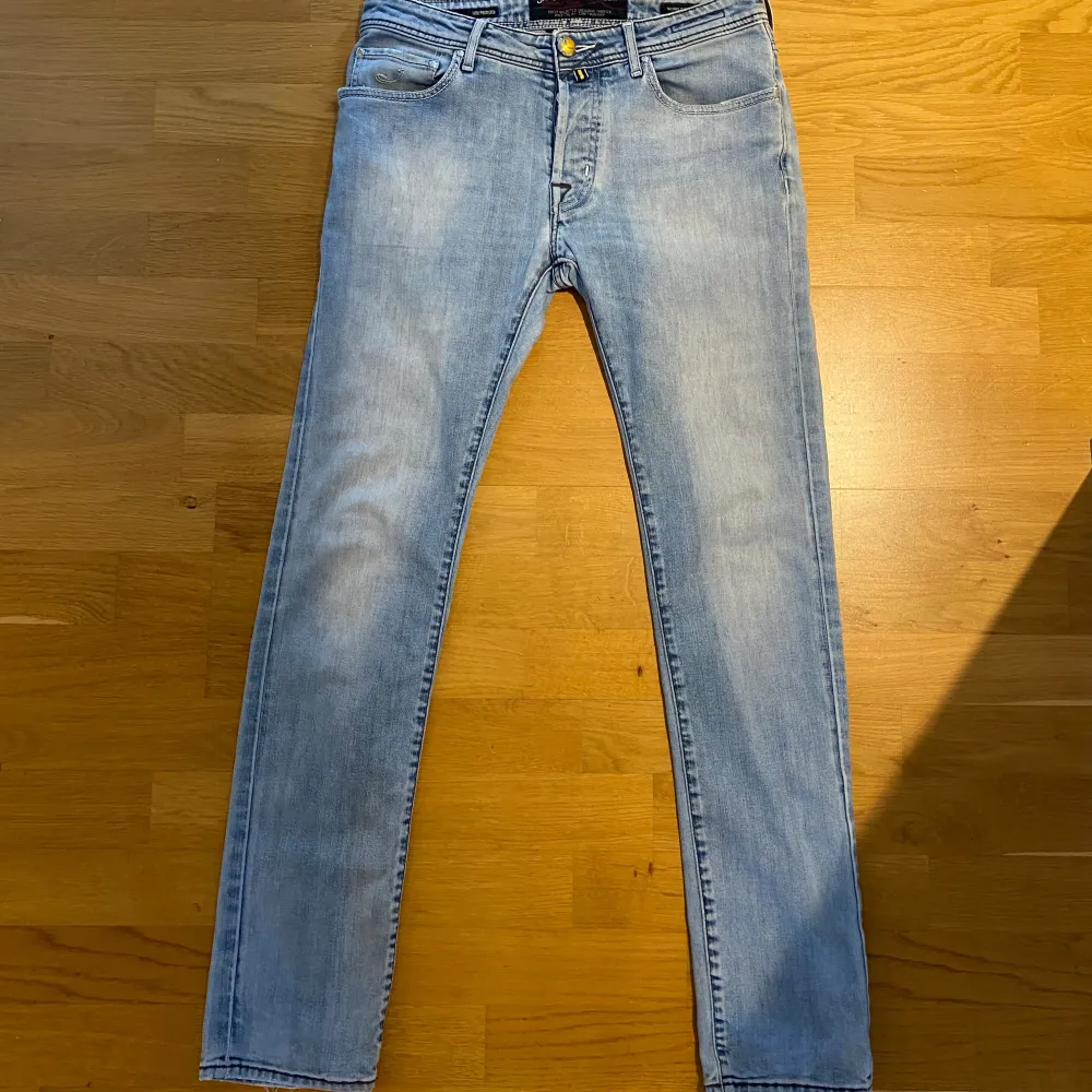 Säljer dessa snygga Jacob Cohen jeans i storlek 32(sitter runt 31 i midjan). Modell 688 så dom sitter slimmade! Jeansen är i bra skick. Nypris 4k, mitt pris 799. Annars kom med bud💰! Vid frågor eller funderingar barast höra av sig!  Bvsa. Jeans & Byxor.