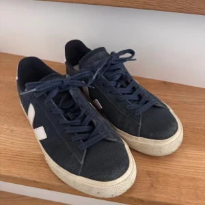 Veja campo - Intressekoll! Mörkblåa veja i mocka. Köpte av en annan, jag har använt dom sparsamt. Skriv för fler bilder💞