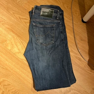 Jacob Cohen jeans storlek 31 🐴👖 - Tja! Säljer ett par riktigt snygga Jacob Cohen jeans i modellen 688 comfort. Riktigt bra skick utom lite slitnad på tagen och ett minihål vid högra knäet (syns knappt och det är inte helt igenom)  Modellen på bilden är 183.