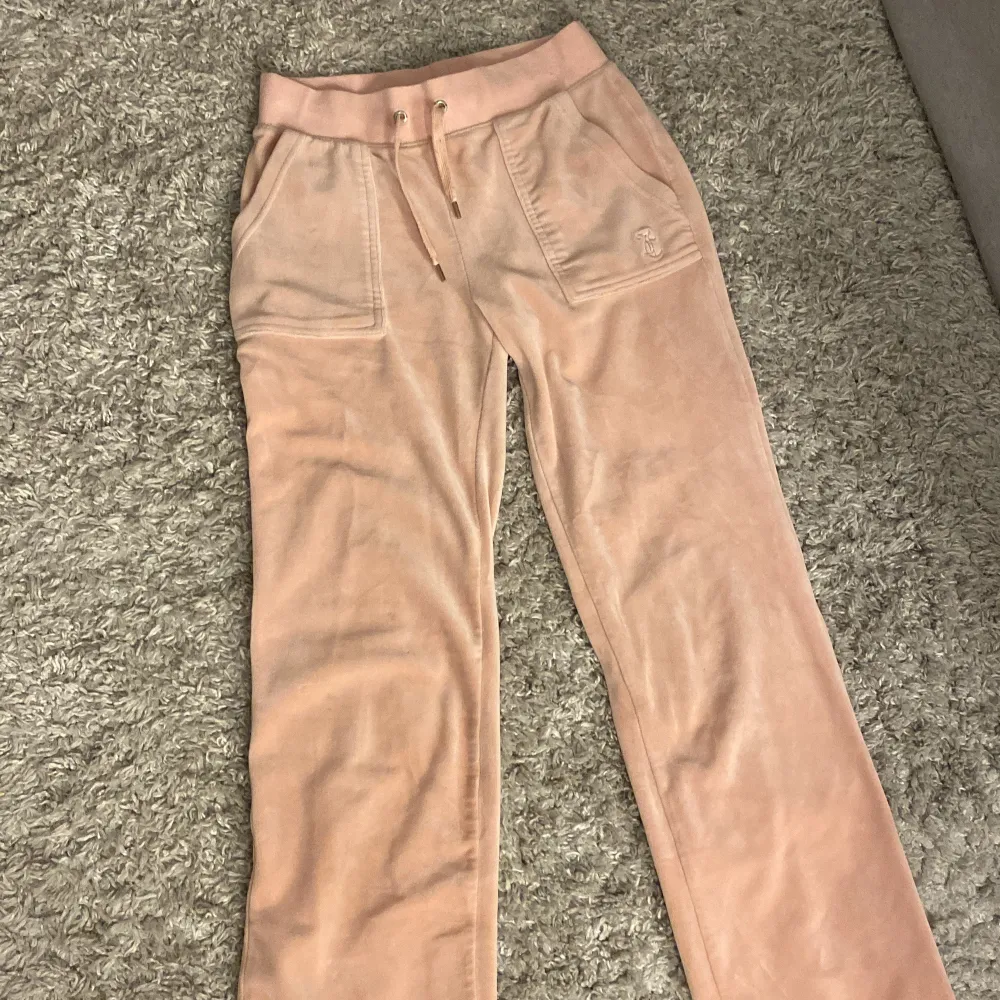 Säljer ett par ljus rosa juicy byxor som inte längre finns på hemsidan i storlek XXS, har en liten fläck på ena knäet som man ser på andra bilden💕. Jeans & Byxor.