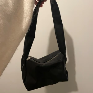 Svart väska i läderimitation  - Mycket sparsamt använd. Köptes på Åhlens för cirka 3 år sen, vad jag kan se verkar den inte finnas kvar. Kan ta fler bilder vid intresse💗