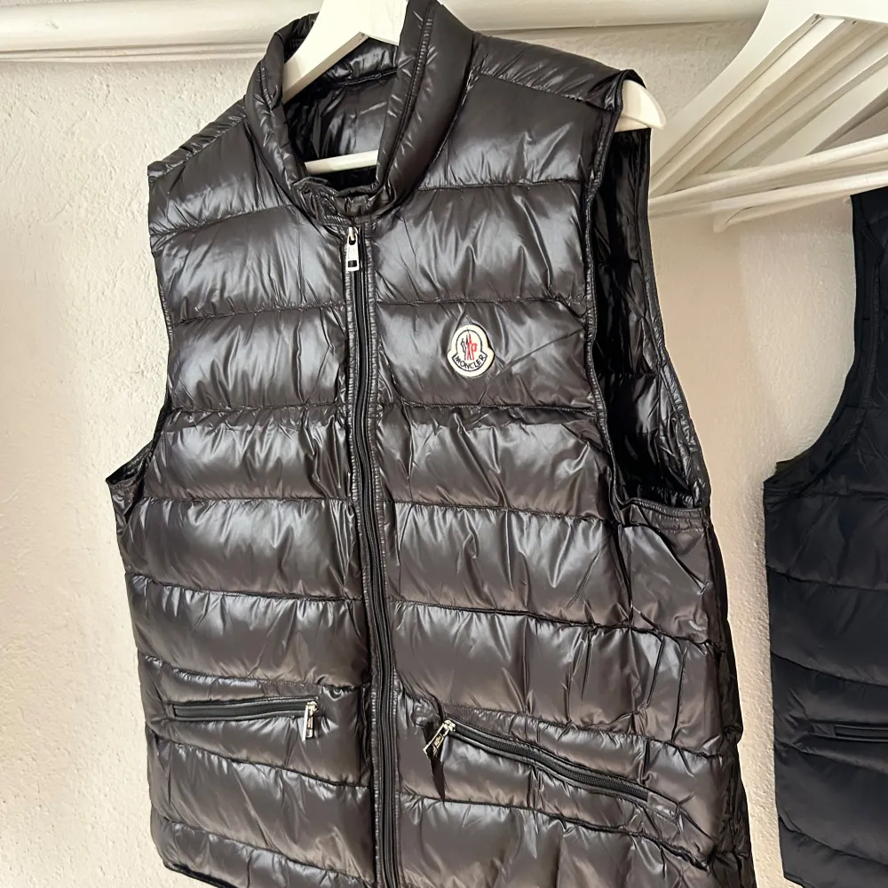 Moncler Gui Gilet, Svart, Storlek 4/L Oanvänd!. Jackor.