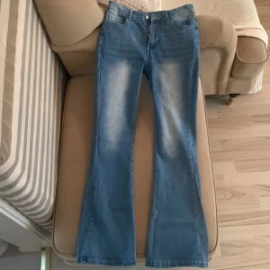 Jeans - Bootcutjeans. Jeansen är köpa på shein. Jag är väldigt nöjd med dom, dock råkade jag göra en dubbelbeställning, därav säljer jag ena paret. Köpta för 269, säljer för 150.