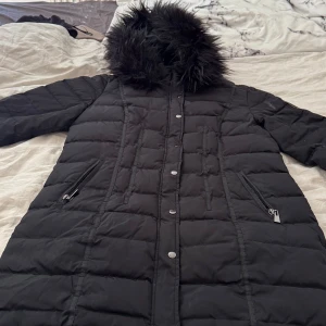 Chiara forthi jacka  - En snygg varm vattenavvisande jacka i storlek L . Står storlek 44 men är som en 42. Använd endast en höst/ vinter .  Inköpt på bubbelroom för 2300:- 