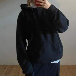 Svart hoodie från bikbok som jag köpte secondhand, den är använd så helt okej skick (därför det låga priset)❤️‍🔥